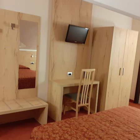 קסטיונה דלה פרסולאנה Hotel Des Alpes מראה חיצוני תמונה