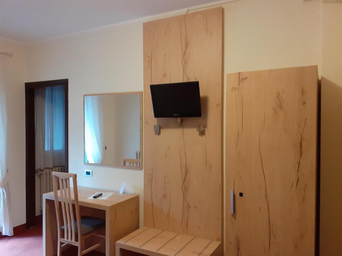 קסטיונה דלה פרסולאנה Hotel Des Alpes מראה חיצוני תמונה