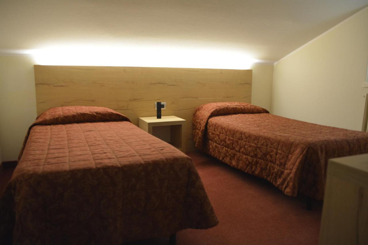 קסטיונה דלה פרסולאנה Hotel Des Alpes מראה חיצוני תמונה