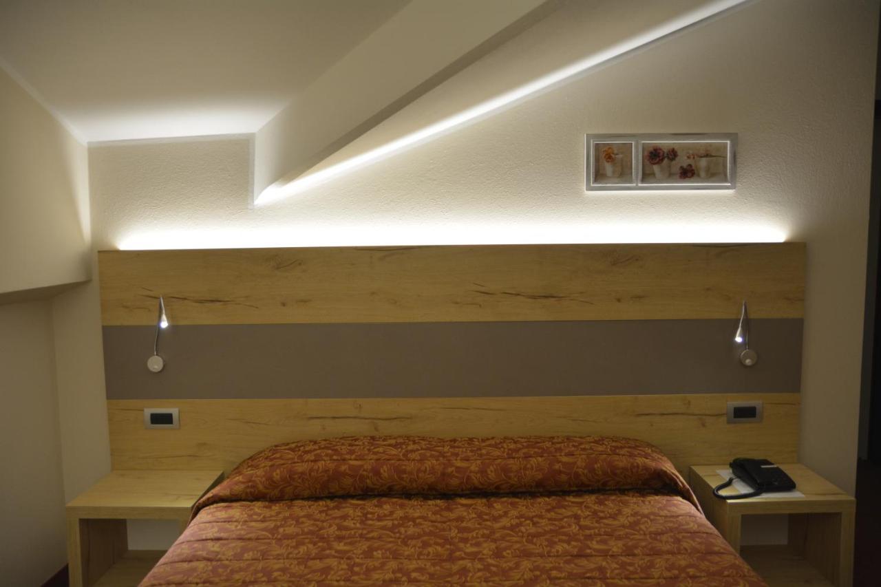 קסטיונה דלה פרסולאנה Hotel Des Alpes מראה חיצוני תמונה
