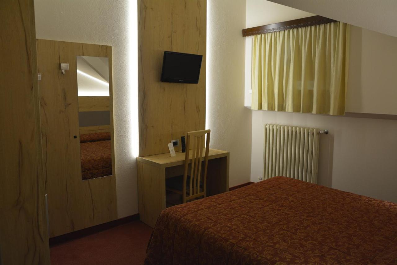 קסטיונה דלה פרסולאנה Hotel Des Alpes מראה חיצוני תמונה