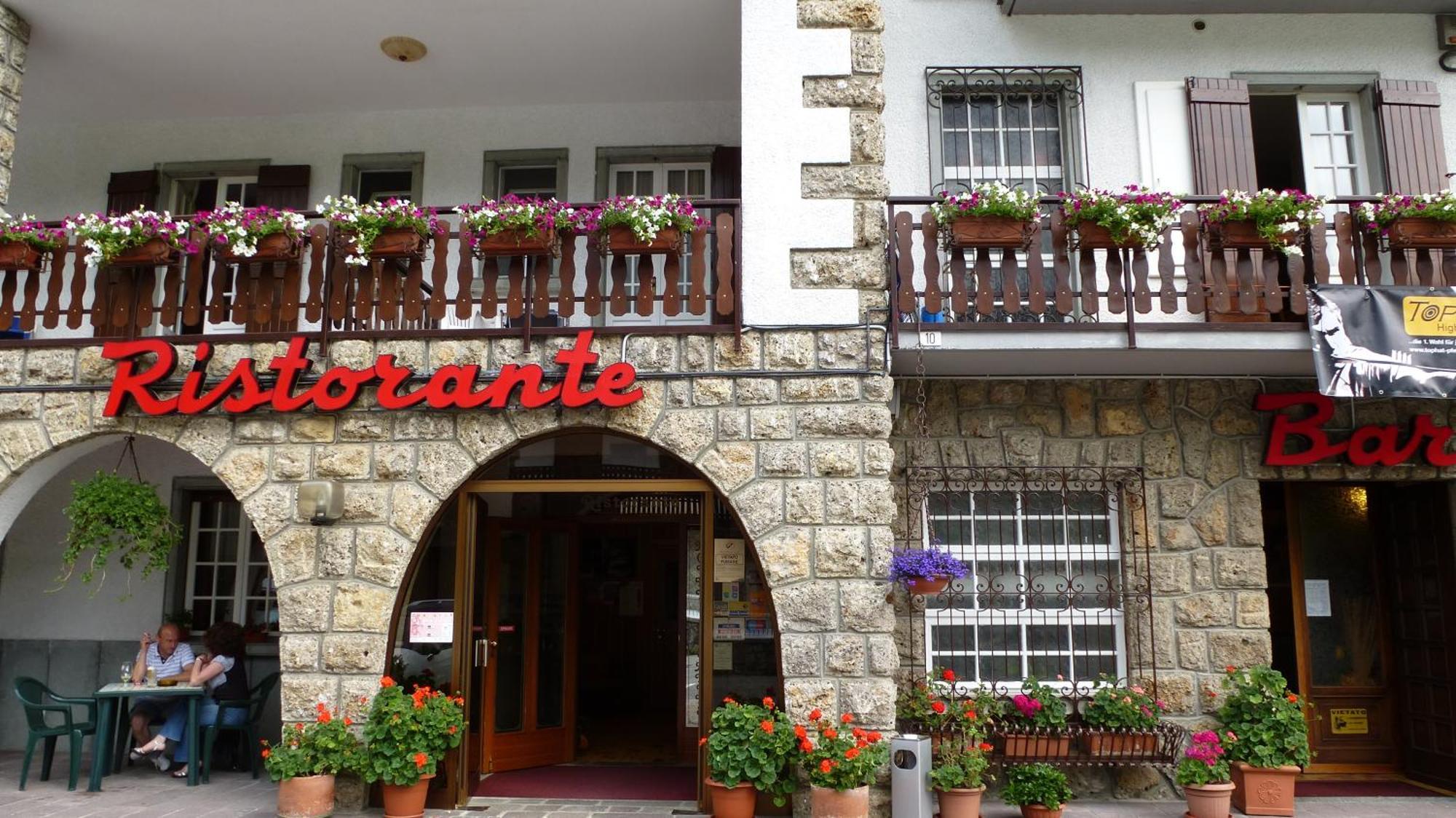 קסטיונה דלה פרסולאנה Hotel Des Alpes מראה חיצוני תמונה