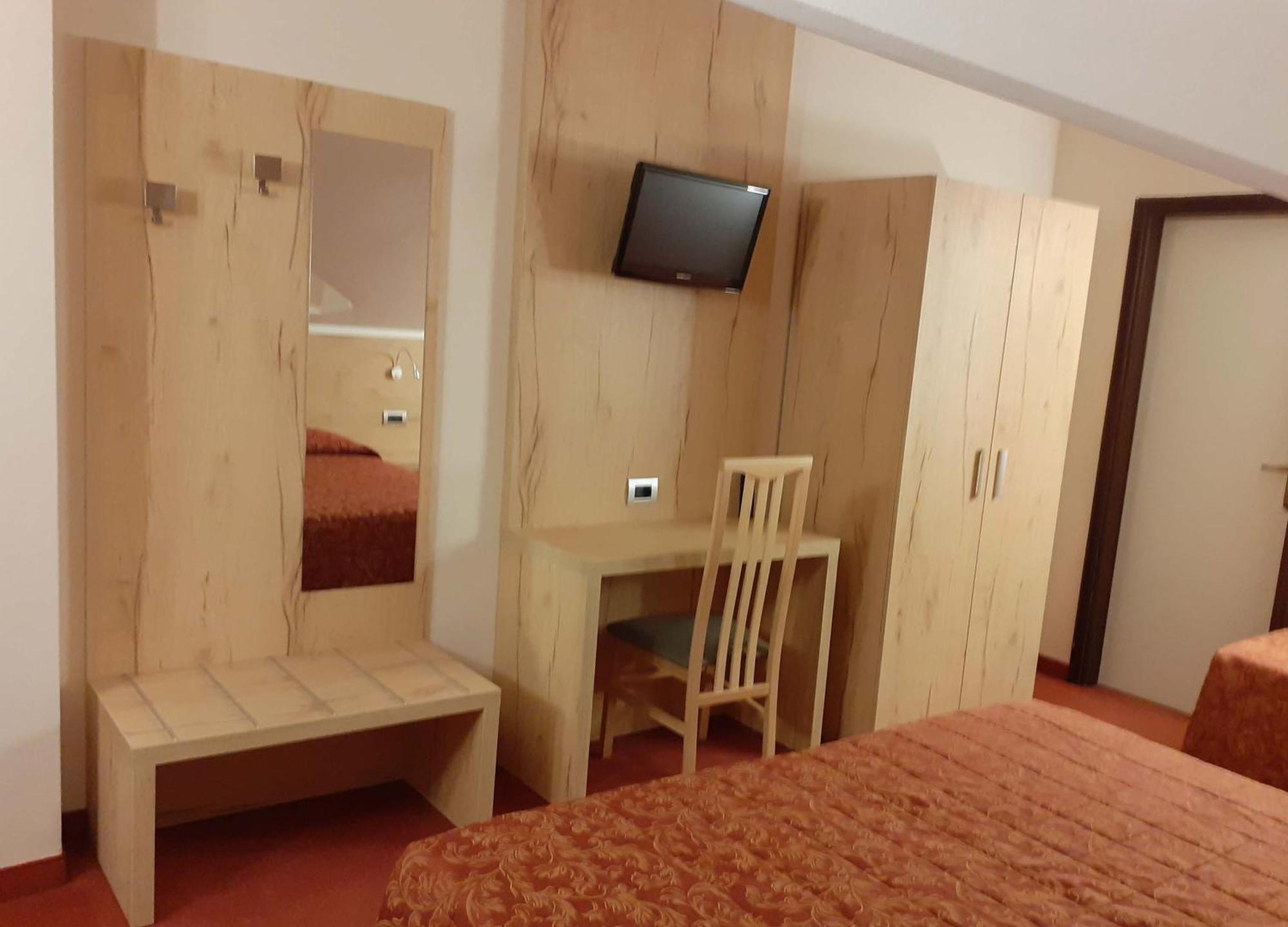קסטיונה דלה פרסולאנה Hotel Des Alpes מראה חיצוני תמונה