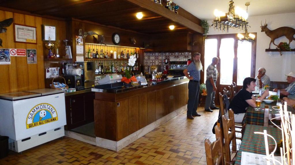 קסטיונה דלה פרסולאנה Hotel Des Alpes מראה חיצוני תמונה