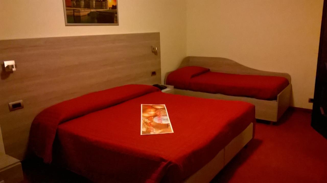 קסטיונה דלה פרסולאנה Hotel Des Alpes מראה חיצוני תמונה
