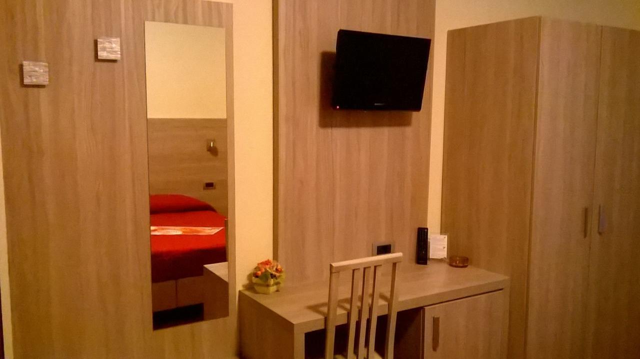 קסטיונה דלה פרסולאנה Hotel Des Alpes מראה חיצוני תמונה