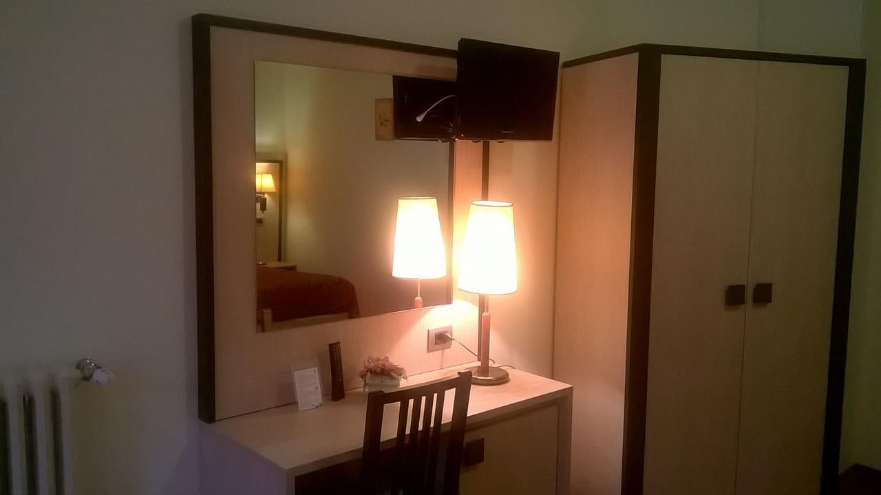 קסטיונה דלה פרסולאנה Hotel Des Alpes מראה חיצוני תמונה