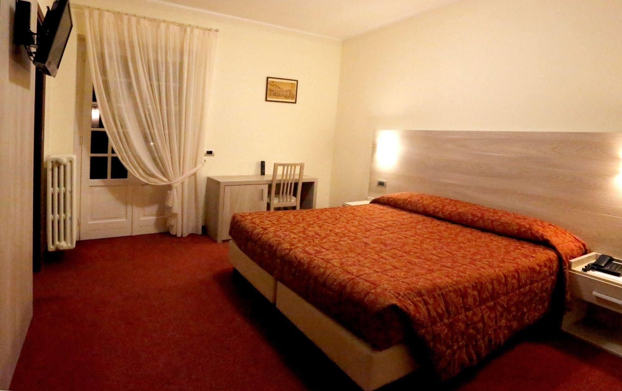 קסטיונה דלה פרסולאנה Hotel Des Alpes מראה חיצוני תמונה