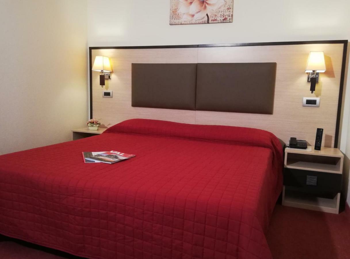 קסטיונה דלה פרסולאנה Hotel Des Alpes מראה חיצוני תמונה