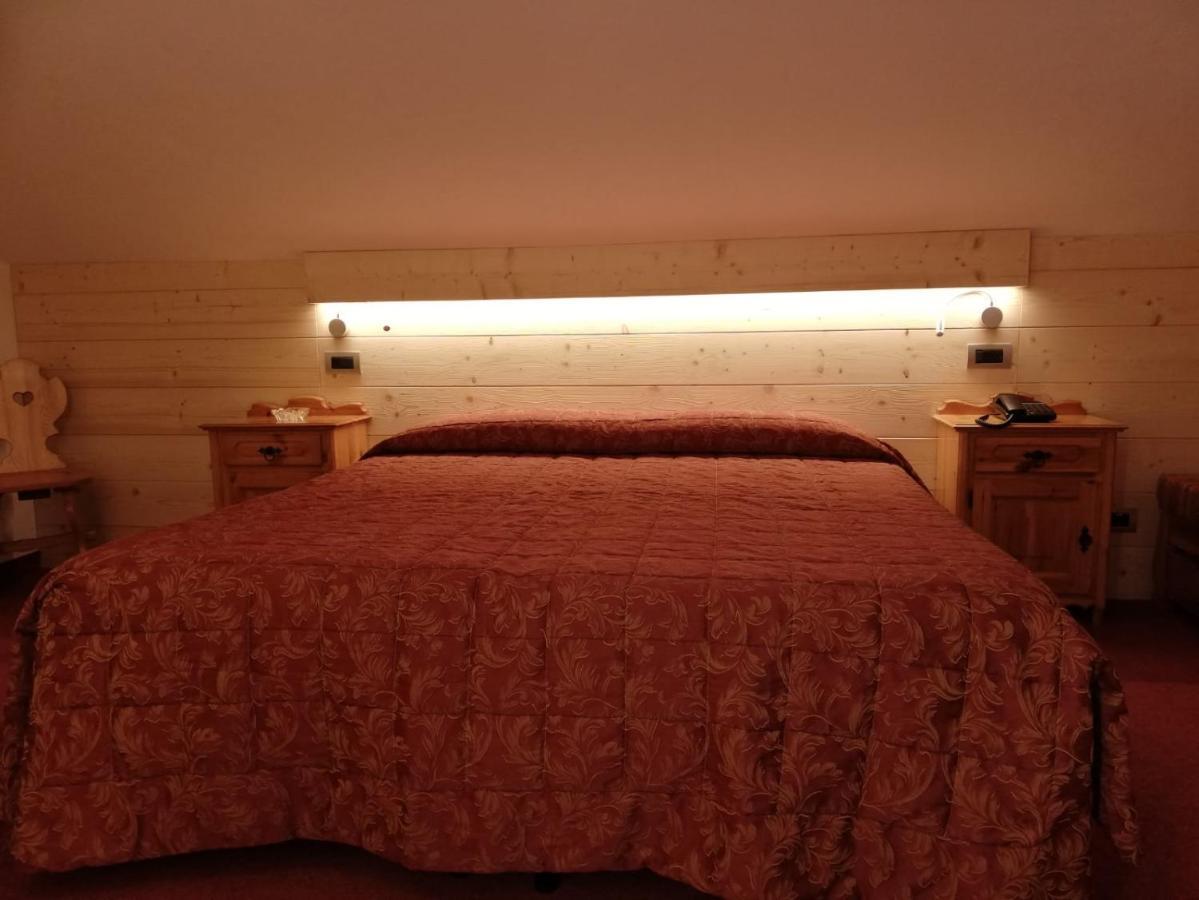 קסטיונה דלה פרסולאנה Hotel Des Alpes מראה חיצוני תמונה