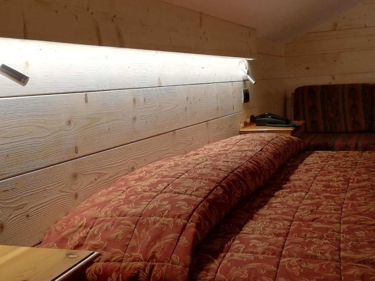 קסטיונה דלה פרסולאנה Hotel Des Alpes מראה חיצוני תמונה